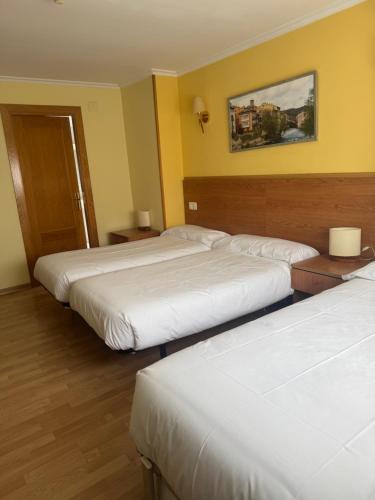 4 twin beds