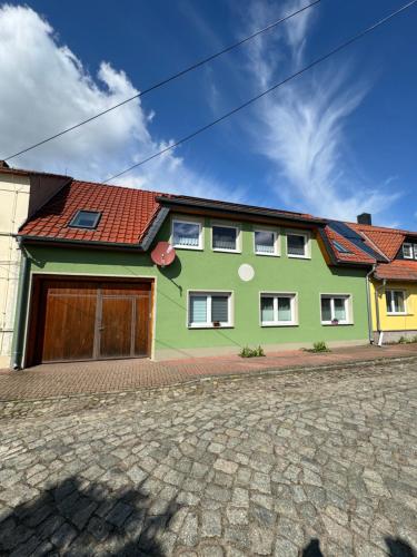 Großzügige Wohnung mit Schreibtischarbeitsplatz in Genthin OT Tucheim (Großzugige Wohnung mit Schreibtischarbeitsplatz in Genthin OT Tucheim) in เกนทิน