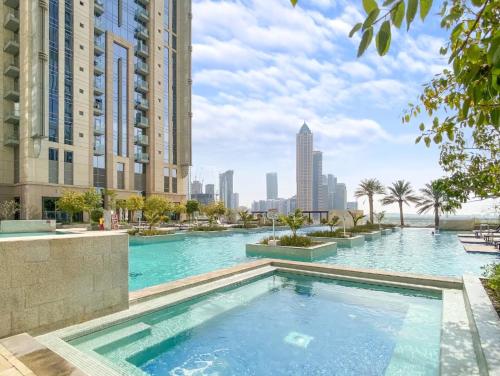 FIRST CLASS 2BR Canal View Near Dubai Mall – khách sạn tại Madinat Zayid