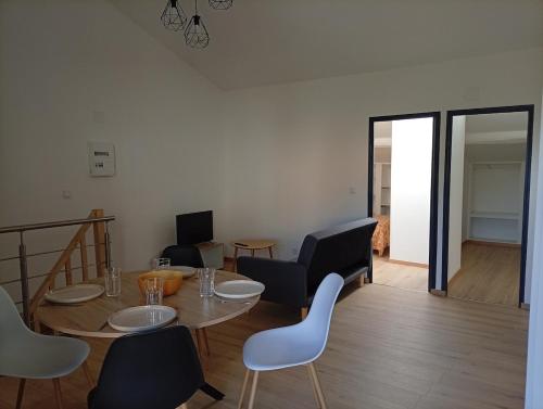 Appartement F3 équipé 3 à 4 couchages (Appartement F3 equipe 3 a 4 couchages) in Ventenac-Cabardes