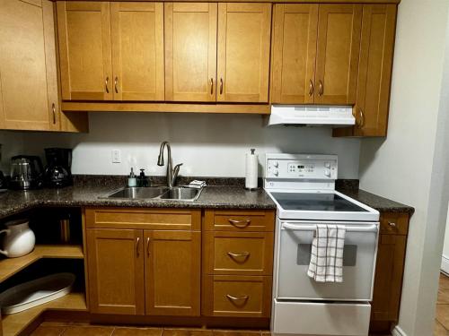 Beachfront King Bed Studio Suite in Qualicum Beach (BC)