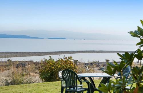 Beachfront King Bed Studio Suite in Qualicum Beach (BC)