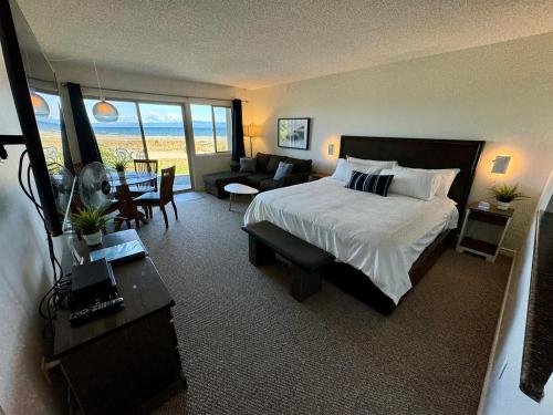 Beachfront King Bed Studio Suite in Qualicum Beach (BC)