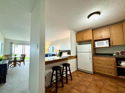 Beachfront King Bed Studio Suite in Qualicum Beach (BC)