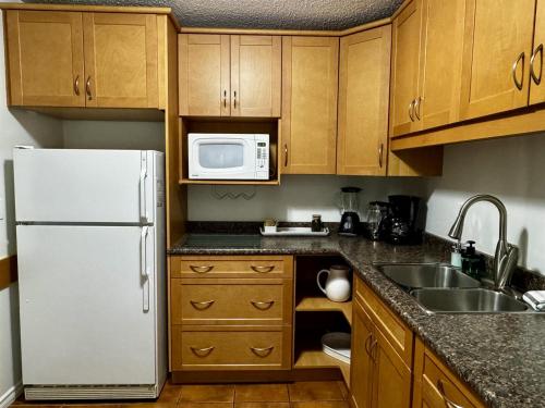 Beachfront King Bed Studio Suite in Qualicum Beach (BC)
