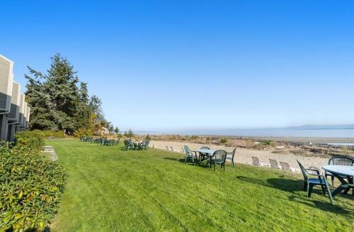 Beachfront King Bed Studio Suite in Qualicum Beach (BC)