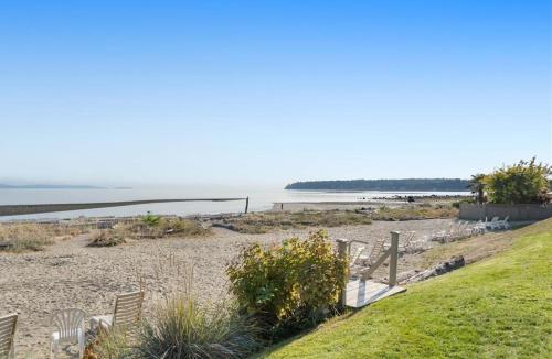 Beachfront King Bed Studio Suite in Qualicum Beach (BC)