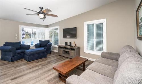 Remodeled 4 bdrm Duplex on Balboa Island- 129 home - image 2