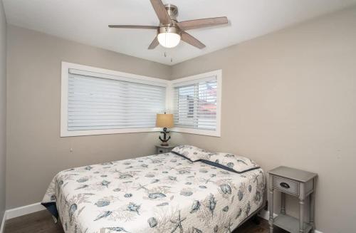 Remodeled Balboa Island Gem- 129 Opal B home - image 4