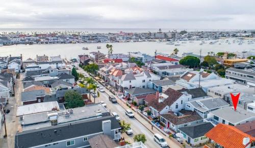 Remodeled Balboa Island Gem- 129 Opal B home - image 2