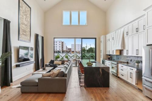 Luxe 7 bedroom Heated Pool and Spa Stay Heirloom - image 5