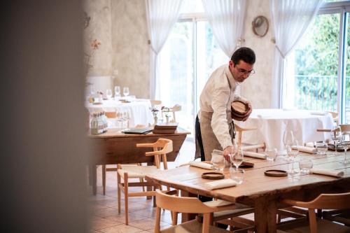 Logis Hôtel & Restaurant Le Cheval Blanc et Clovis (Logis Hotel & Restaurant Le Cheval Blanc et Clovis) in 武伊勒