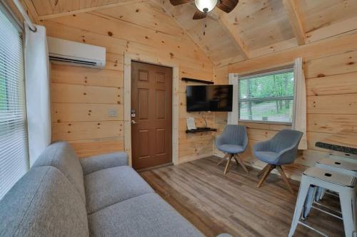 Lena Cabin Wooded Tiny Cabin - Hot Tub in Chattanooga, USA