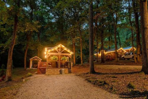Peggers Cabin Luxury Rustic Tiny Cabin Spa in Chattanooga, USA