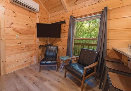 Peggers Cabin Luxury Rustic Tiny Cabin Spa in Chattanooga, USA