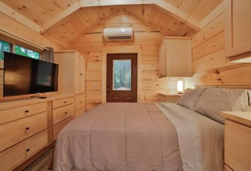Nana Cabin Tiny Log Home Comfort In Rustic Bliss in Chattanooga, USA