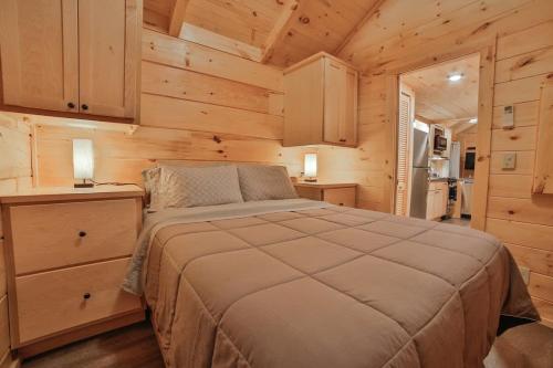 Nana Cabin Tiny Log Home Comfort In Rustic Bliss in Chattanooga, USA