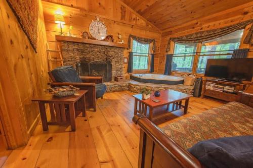 The Pines Riverside Log Cabin On The Ocoee in Ocoee, USA