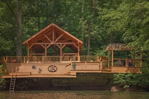 The Pines Riverside Log Cabin On The Ocoee in Ocoee, USA