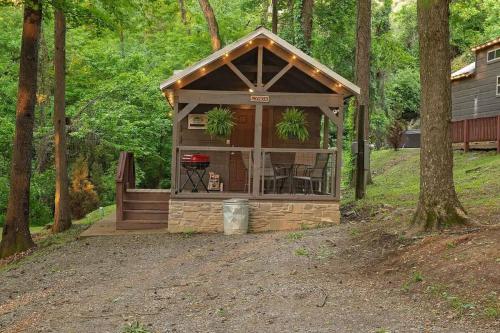 Tiny Cabin Village Private Hot Tub Lynda Cabin in Chattanooga, USA