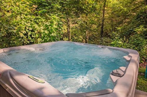 Tiny Cabin Village Private Hot Tub Lynda Cabin in Chattanooga, USA