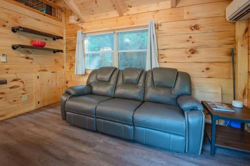 Tiny Cabin Village Private Hot Tub Lynda Cabin in Chattanooga, USA