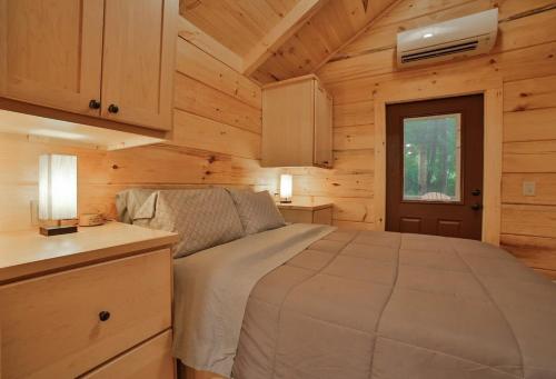 Stefan Cabin Nature-nested Tiny Home Hot Tub, Walker, Georgia