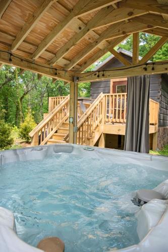 Jake Cabin Luxury Hot Tub Cabin Near Downtown - Chattanooga, TN