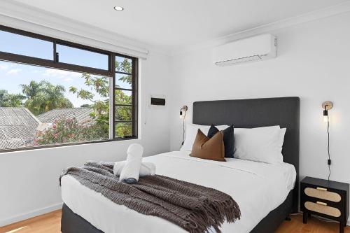 4BR Carlisle Stay Near Airport & Stadium Sleeps 8 - image 2