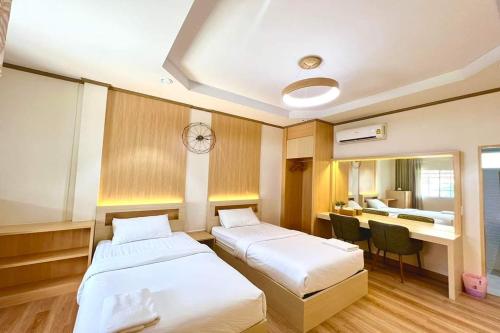 room detail thumbnail 1
