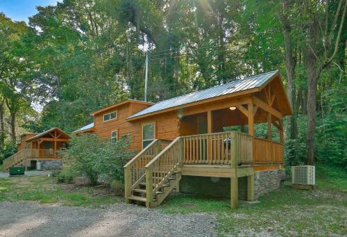 Bryce Cabin Lookout Mtn Tiny Home W Swim Spa in Chattanooga, USA