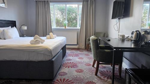1 double bed, 2 twin beds