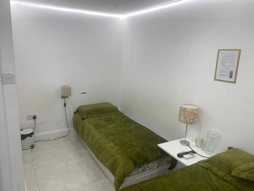Air Conditioned Modern Double Bed Room with Private Attached Bathroom - FREE Parking - Near London Heathrow Airport & Southall Broadway 4