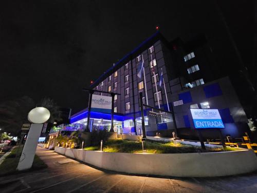 Hotelli välisilme, Beverly Hills: Hotel and Business in San Salvador