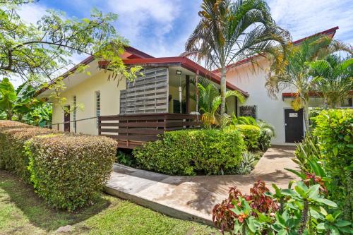 Modern Villa with Pool & Garden in ファレハウ
