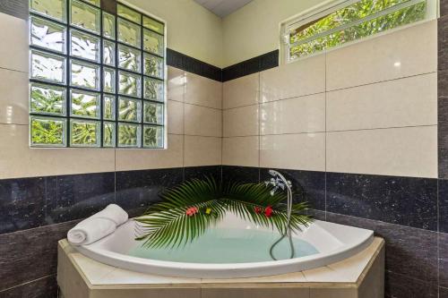 Modern Villa with Pool & Garden in ファレハウ