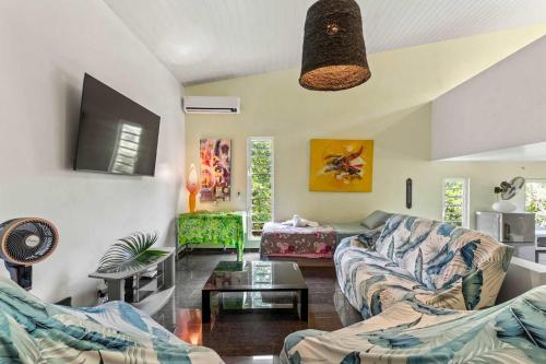 Modern Villa with Pool & Garden in ファレハウ