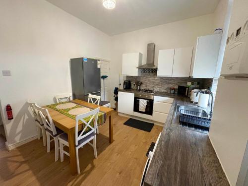 2 Bed Dukinfield Home, Suitable For Contractors, Families, Parking Available in 達金菲爾德