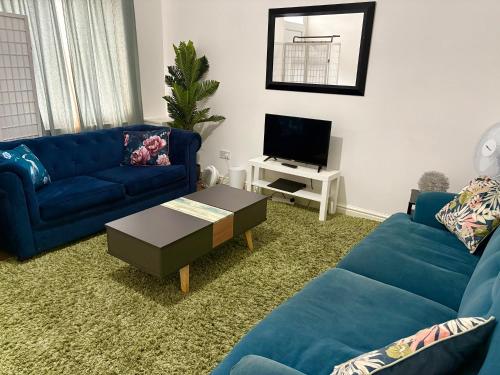 客房, 2 Bed Dukinfield Home, Suitable For Contractors, Families, Parking Available in 達金菲爾德