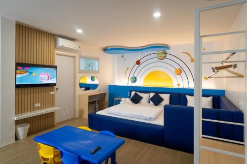 1 king bed, 1 bunk bed
