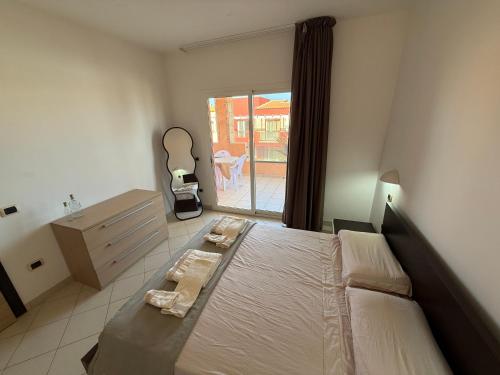 1 queen bed, 1 sofa bed
