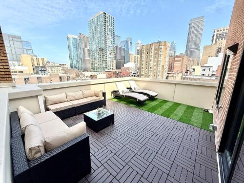 Skyline Balcony - Luxury and Cozy Center City 1BRApt - image 3