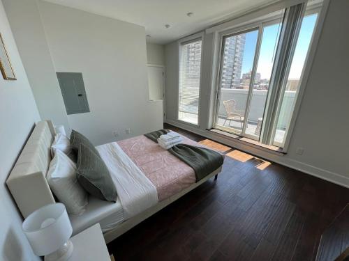 Private Balcony - Gorgeous Center City Bilevel Apt - image 3