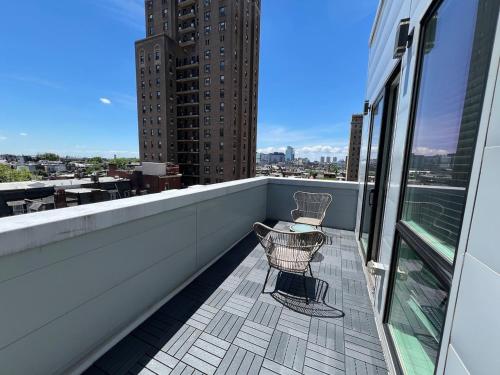 Private Balcony - Gorgeous Center City Bilevel Apt - image 4