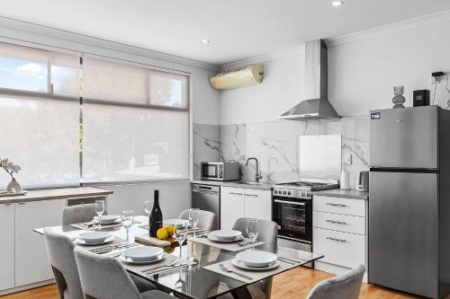 Bright 3BR Home Near Perth CBD Airport Stadium - image 4