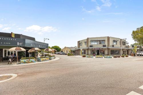 Bright 3BR Home Near Perth CBD Airport Stadium - image 5
