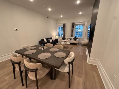 Luxury Chic Center City 2BR and 2Bath Apartment - image 5