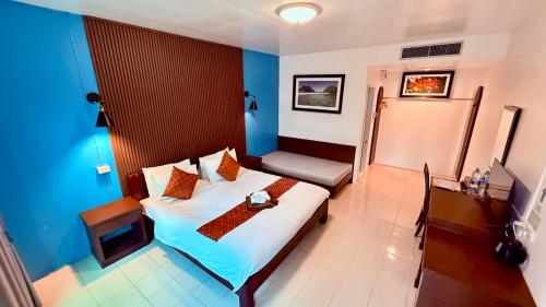 room detail thumbnail 2