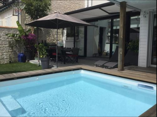 Maison familiale et chaleureuse avec jardin et piscine chauffée Centre ville de La Rochelle 4 vélos à disposition - Location saisonnière - La Rochelle