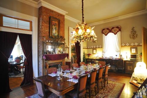 HH Whitney House - A Bed & Breakfast on the Historic Esplanade thumb 3